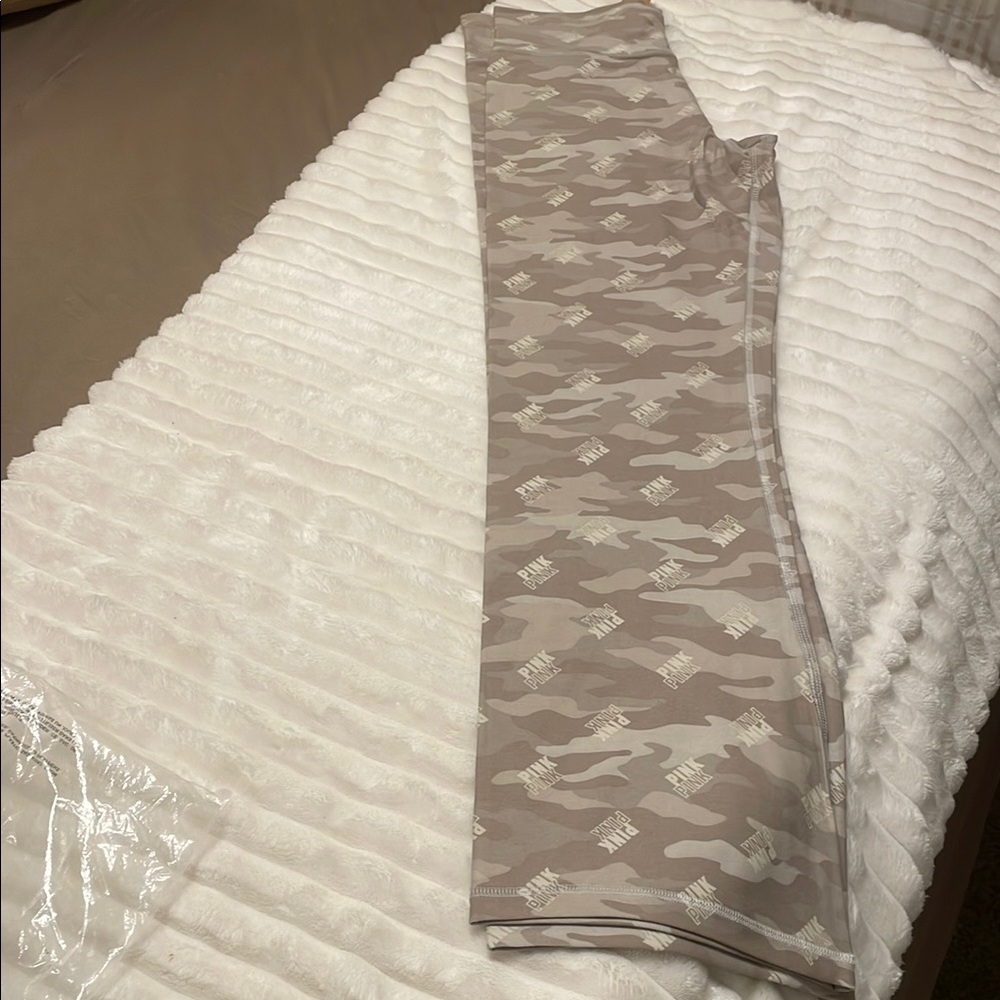 Pink Camo flare Leggings NWT